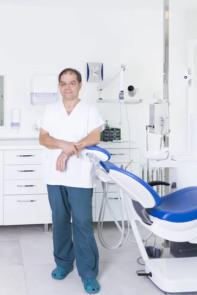 Dentista Masculino Uniforme Consultorio Dentista —  Fotos de Stock