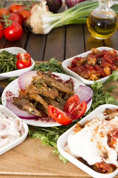 Close Van Verschillende Gerechten Gerangschikt Houten Tafel — Stockfoto