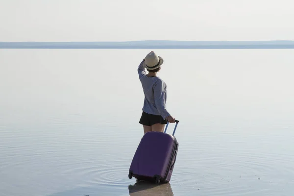 Rückansicht Einer Frau Mit Gepäck Die Meer Spaziert — Stockfoto