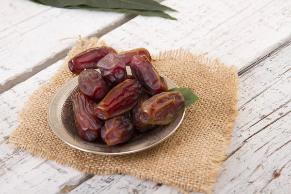 Zoete Gedroogde Datums Geserveerd Houten Tafel — Stockfoto