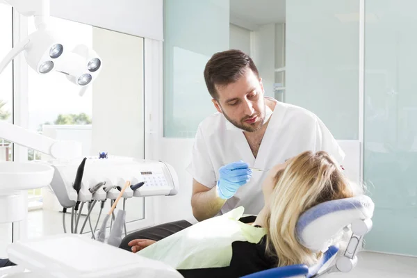 Diş Kliniğinde Prosedür Sırasında Erkek Dişçi Genç Kadın Hasta Stok Resim