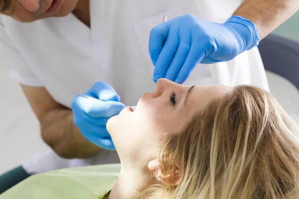 Diş Kliniği Erkek Dişçi Kadın Hasta Stok Resim