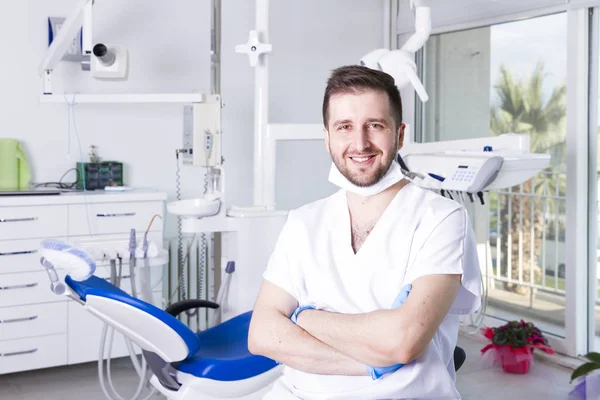 Diş Kliniği Üniforma Genç Erkek Dişçi - Stok İmaj
