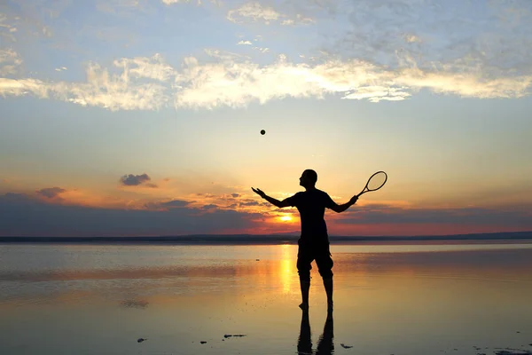 Gün Batımı Sırasında Sahilde Yalnız Tenis Oynayan Adam Stok Resim