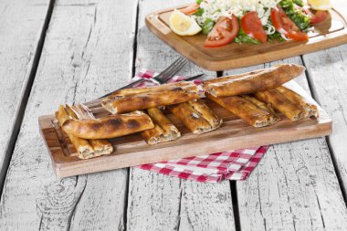 taze pişmiş hamur işleri ve ahşap masaya servis salata görünümünü kapat