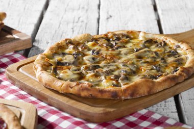 taze pişmiş Türk pasta bakış ahşap masa üzerinde kapatın