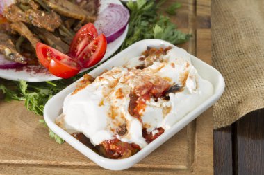 farklı yemekler üzerinde ahşap masa düzenlenmiş görünümünü kapat