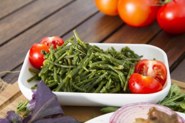 sebze tabağı bakış ahşap arka plan üzerinde kapatın