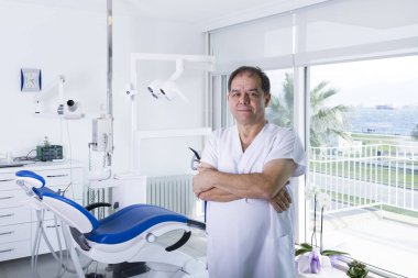 diş hekimi ofiste üniforma erkek dişçi