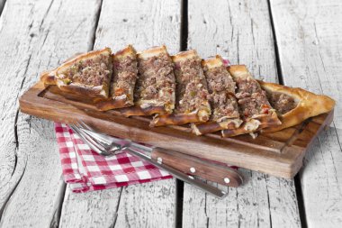 taze pişmiş Türk pasta bakış ahşap masa üzerinde kapatın