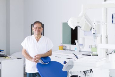 diş hekimi ofiste üniforma erkek dişçi