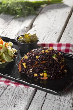 ahşap arka plan üzerinde siyah pirinç ile geleneksel Asya yemek görünümünü kapat