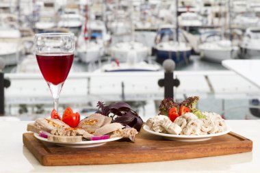 zemin üzerinde savaş gemileriyle farklı yemekler ile servis tablo görünümünü kapat