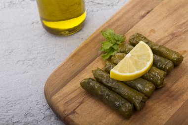 taze bahar rulo gri arka plan üzerinde ahşap tahta üzerinde hizmet yaptı