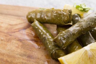 taze bahar rulo gri arka plan üzerinde ahşap tahta üzerinde hizmet yaptı