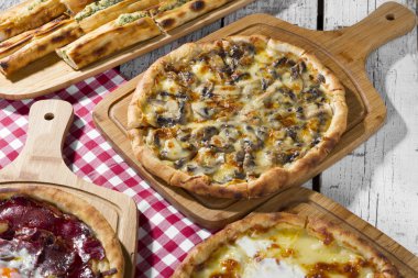 taze pişmiş Türk pasta bakış ahşap masa üzerinde kapatın