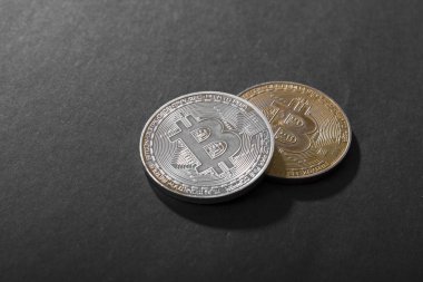 koyu gri masa üzerinde düzenlenen bitcoins