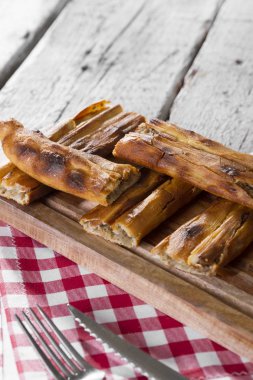 taze pişmiş pasta ahşap masaya servis görünümünü kapat