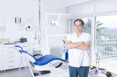 diş hekimi ofiste üniforma erkek dişçi