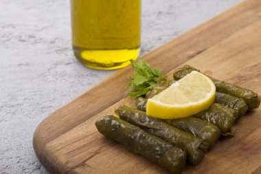 taze bahar rulo gri arka plan üzerinde ahşap tahta üzerinde hizmet yaptı