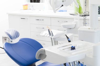 boş diş hekimi office steril ekipmanları ile görünümünü kapat