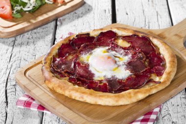 pişmiş pizza ve salata ahşap masaya servis görünümünü kapat