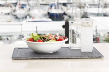 Tablo arka plan gemilerde hizmet salata ve içecek görünümü kadar kapatın