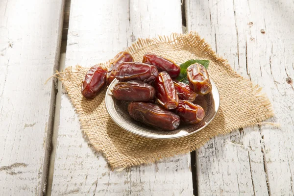 Zoete Gedroogde Datums Geserveerd Houten Tafel — Stockfoto