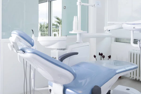 Vista Cerca Oficina Del Dentista Vacío Con Equipo Estéril — Foto de Stock