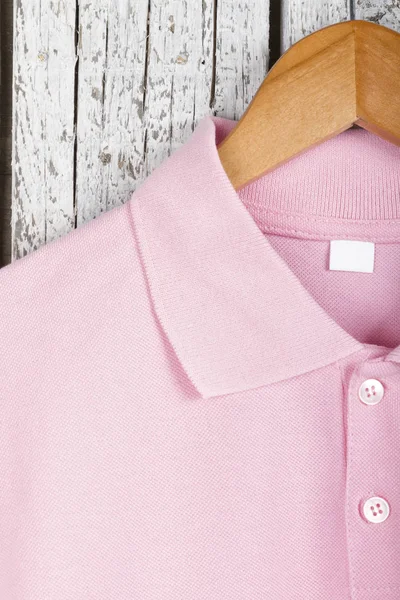 Close Vista Camisa Rosa Elegante Cabide Fundo Parede Madeira — Fotografia de Stock