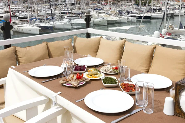 Vista Cercana Mesa Con Platos Platos Vacíos — Foto de Stock