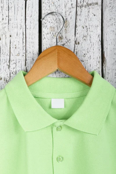Vista Cerca Elegante Camisa Verde Percha Sobre Fondo Pared Madera —  Fotos de Stock