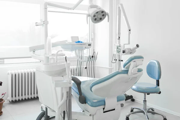 boş diş hekimi office steril ekipmanları ile görünümünü kapat