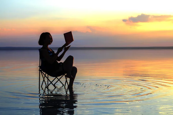 Kobieta Laptopem Odpoczynku Krześle Nad Morzem Podczas Zachodu Słońca — Zdjęcie stockowe