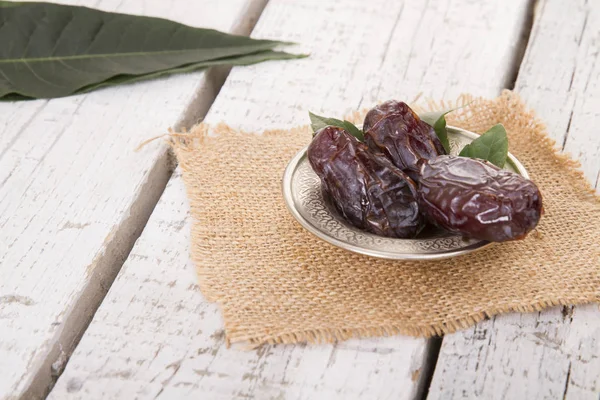 Zoete Gedroogde Datums Geserveerd Houten Tafel — Stockfoto