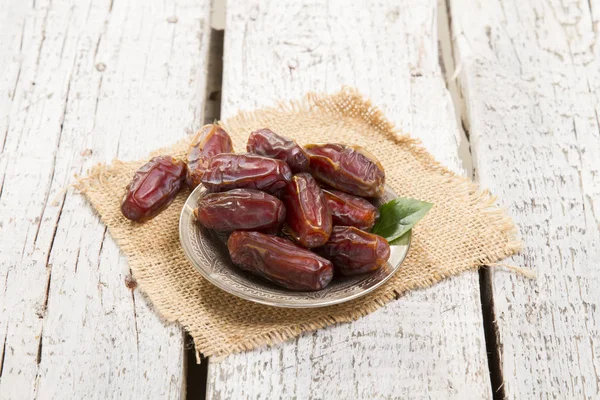 Zoete Gedroogde Datums Geserveerd Houten Tafel — Stockfoto