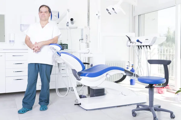 Dentista Masculino Uniforme Consultório Odontológico — Fotografia de Stock