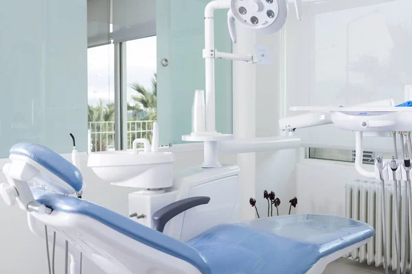 Vista Cerca Oficina Del Dentista Vacío Con Equipo Estéril —  Fotos de Stock