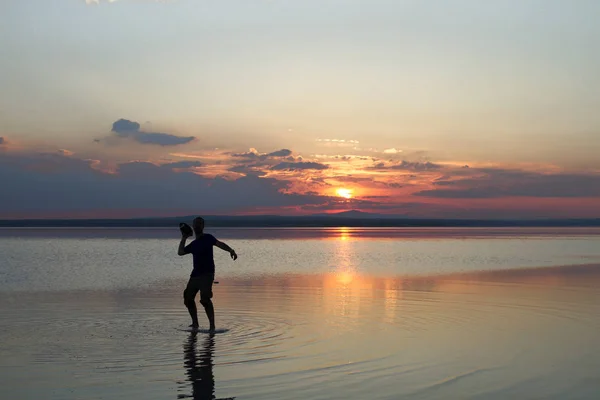 Man Spelen Met Bal Seashore Tijdens Zonsondergang — Stockfoto