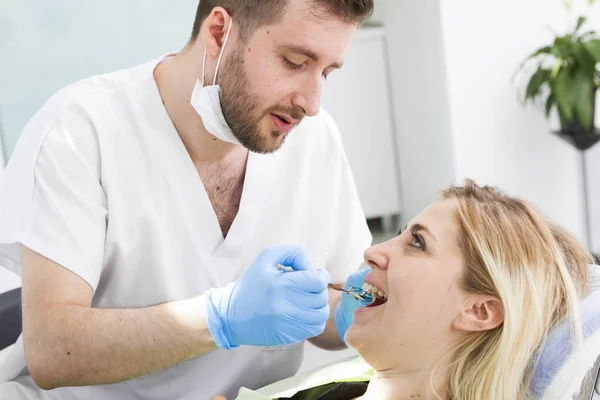 Diş Kliniğinde Prosedür Sırasında Erkek Dişçi Genç Kadın Hasta Telifsiz Stok Fotoğraflar