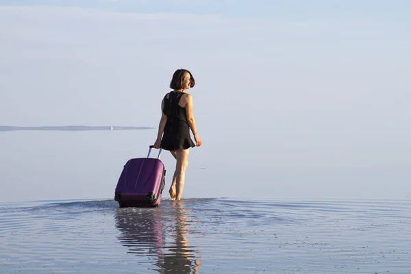 Sahil Kenarında Yürüyen Bagaj Ile Genç Kadın - Stok İmaj