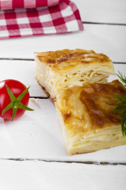 ahşap masa üzerinde ev yapımı pasta ve kiraz domates görünümü kadar kapatın