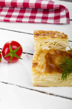 ahşap masa üzerinde ev yapımı pasta ve kiraz domates görünümü kadar kapatın