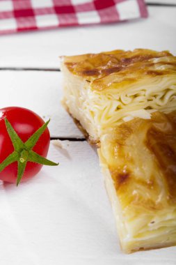 ahşap masa üzerinde ev yapımı pasta ve kiraz domates görünümü kadar kapatın