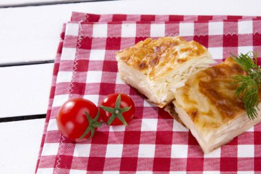 ahşap masa üzerinde ev yapımı pasta ve kiraz domates görünümü kadar kapatın