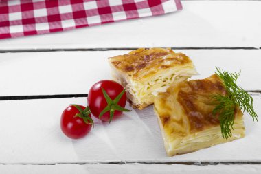 ahşap masa üzerinde ev yapımı pasta ve kiraz domates görünümü kadar kapatın