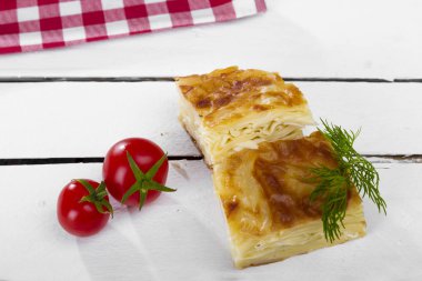 ahşap masa üzerinde ev yapımı pasta ve kiraz domates görünümü kadar kapatın