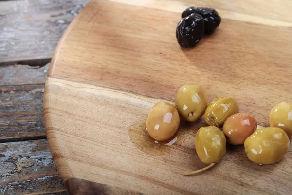 Вкусные Оливки Деревянной Доске — стоковое фото