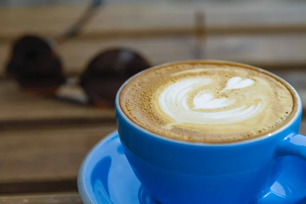 Café Caliente Aromático Taza Cerámica Azul Sobre Mesa Madera — Foto de Stock