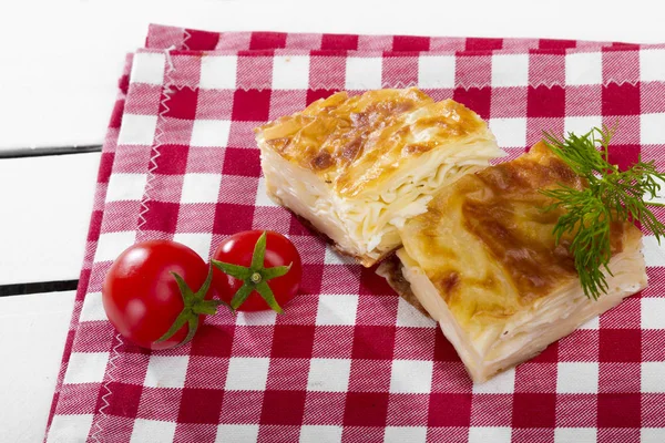 Ahşap Masa Üzerinde Yapımı Pasta Kiraz Domates Görünümü Kadar Kapatın — Stok fotoğraf